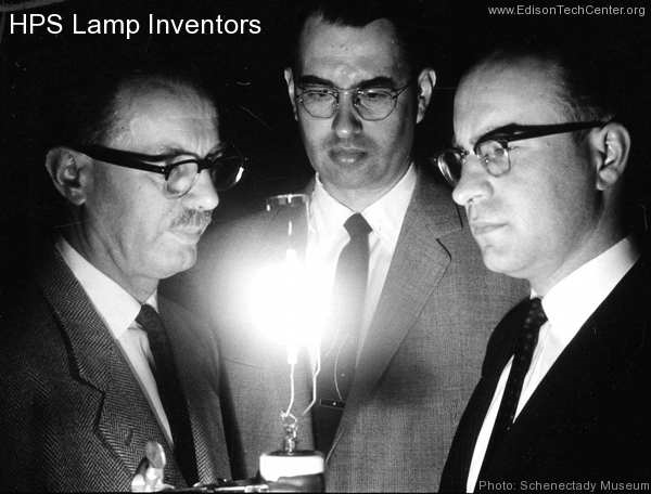 Louden, Schmidt và Homonnay là ba nhà phát minh đã tạo ra bóng đèn HPS 